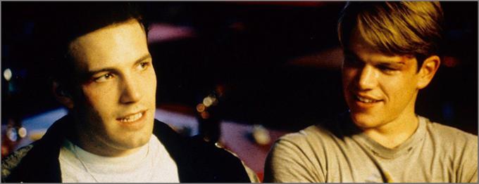 Uporniški mladenič dela kot hišnik na slovitem inštitutu MIT, čeprav ima fotografski spomin in je matematični genij. Ko nanj naleti profesor Lambeau, ga poskuša prepričati, naj neha zapravljati svoj dragoceni dar. Drama Gusa Van Santa je prejela oskarja za izvirni scenarij (Matt Damon in Ben Affleck) in stranskega igralca (Robin Williams). • Film je na voljo na HBO OD/GO. | Foto: 