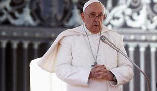 Papež razrešil enega svojih najvidnejših kritikov