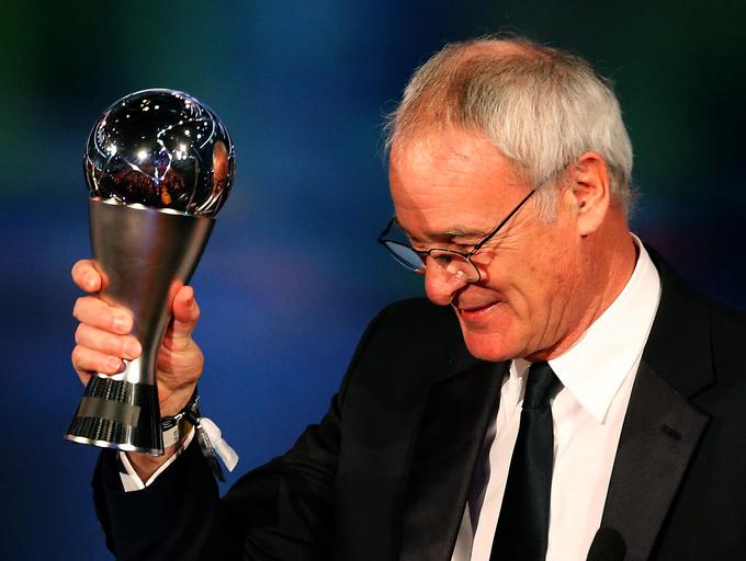 Claudio Ranieri z nagrado. | Foto: Reuters
