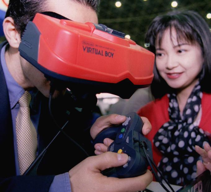 Eden prvih prikazovalnikov navidezne resničnosti v videoigrah za domačo rabo je bila pošast z rdeče-črnim zaslonom, na katero je bilo treba nasloniti glavo in jo umakniti vsakih 15 minut, saj je Nintendo opozarjal, da lahko v nasprotnem primeru poškoduje oči. Virtual Boy se je prodajal slabo, Nintendo pa ga je zaradi uporabnikov, ki so tožili o glavobolih, zelo hitro umaknil iz prodaje. | Foto: Reuters