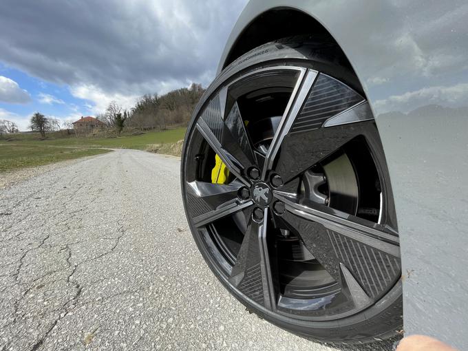Avtomobil je serijsko obut v 20-palčne Michelinove športne pnevmatike. | Foto: Gregor Pavšič