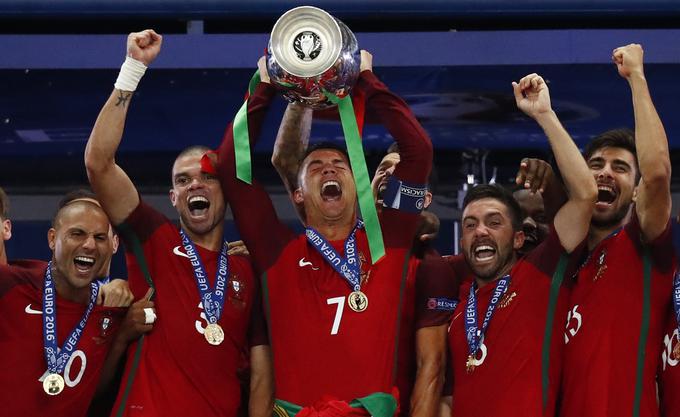 Kot kapetan Portugalske je pokal za naslov evropskega prvaka dvignil visoko v zrak. | Foto: 