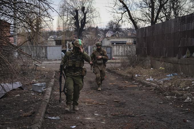 Ukrajinska vojaka v Bahmutu marca letos | Foto: Guliverimage/Vladimir Fedorenko