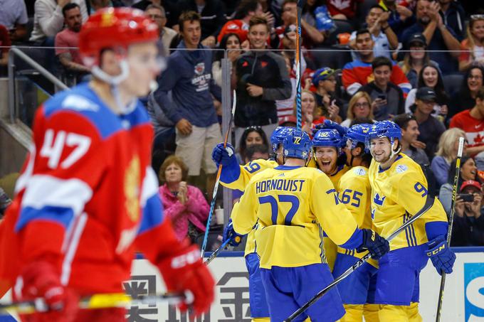 Švedi so z dvema zadetkoma sredi druge tretjine na kolena spravili Ruse. | Foto: Reuters