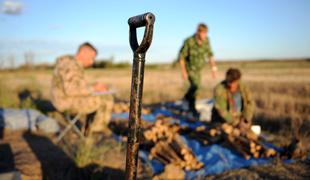 Pretresljiva izpoved Ukrajinke: Ruski vojaki so me prisilili, da si izkopljem lasten grob #video