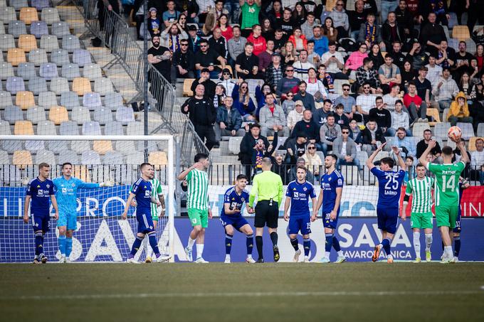 Na nedeljski tekmi sta bila s sojenjem nezadovoljna oba tabora. | Foto: Blaž Weindorfer/Sportida