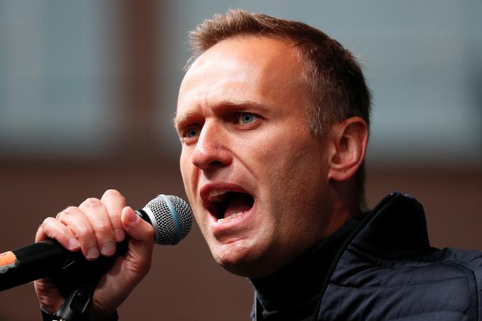 Aleksej Navalni je oster kritik Vladimirja Putina. Lani avgusta so ga zastrupili z živčnim strupom novičokom. Ameriške obveščevalne službe trdijo, da so to storili ruski obveščevalci. Po večmesečnem zdravljenju v Nemčiji se je sredi januarja letos vrnil v Moskvo. Takoj po prihodu so ga aretirali ter mu februarja izrekli kazen dveh let in pol zapora zaradi kršenja pogojne zaporne kazni, ki jo zdaj prestaja v kazenski koloniji.  | Foto: Reuters
