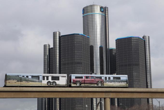 Mestna nadzemna železnica People Mover v Detroitu, v ozadju upravna stavba družbe General Motors, ki je največja stavba v tem velemestu. | Foto: Reuters