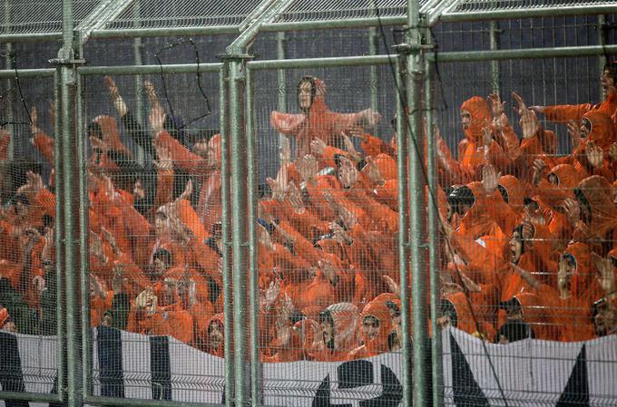 Navijači Hajduka, združeni pod imenom Torcida, so se oblekli v oranžne kombinazone, s katerimi so hoteli na inovativen način opisati, kako se na južni tribuni reškega štadiona, namenjeni gostujočim navijačem, počutijo kot v zaporu. Oziroma tako kot ptica v kletki. V mislih so imeli zaporniške uniforme v zloglasnem Guantanamu, na ograjo pa izobesili velik transparent Svoboda navijačem. | Foto: Vid Ponikvar