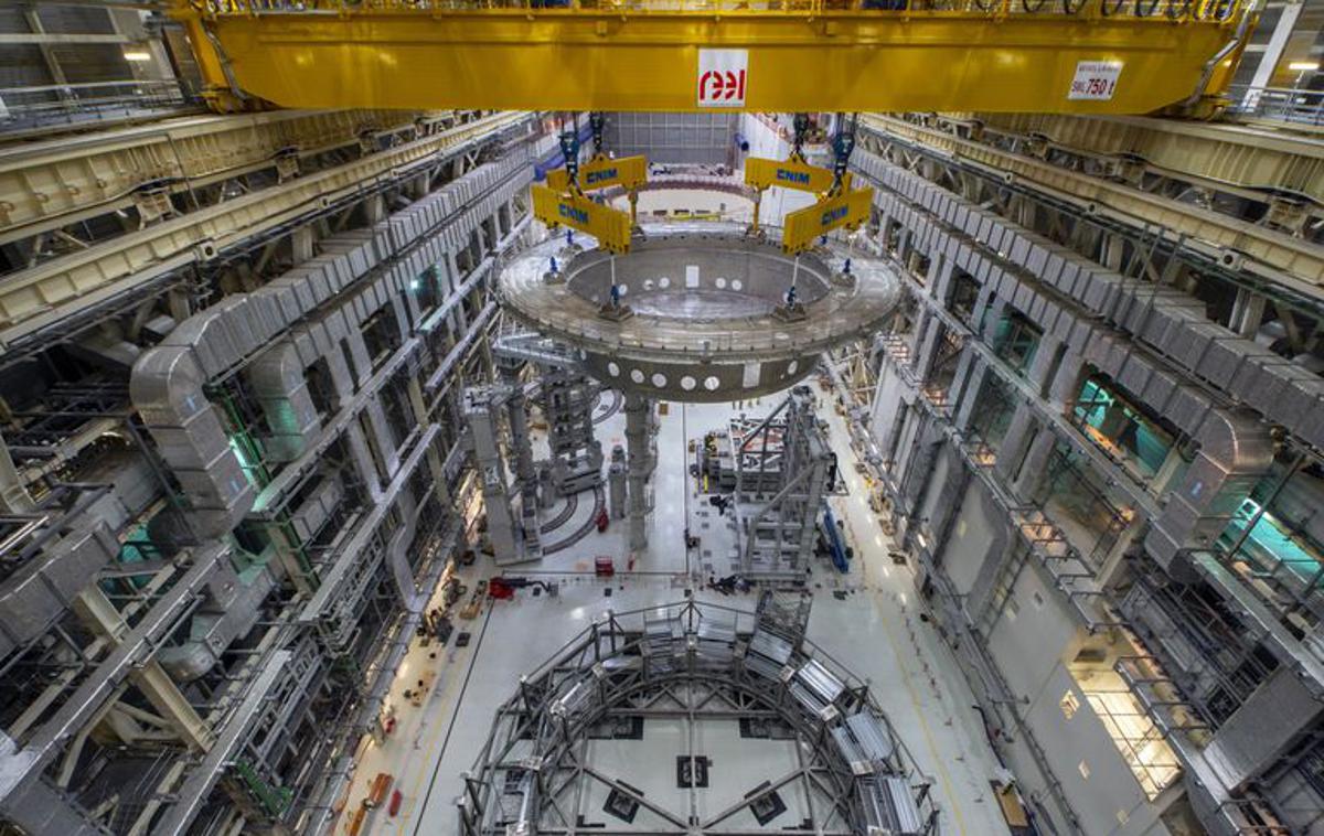 Kriostat fuzijski reaktor ITER | Z vgradnjo podstavka za kriostat so naredili velik korak naprej pri nadaljevanju projekta gradnje fuzijskega reaktorja v Franciji. | Foto Iter