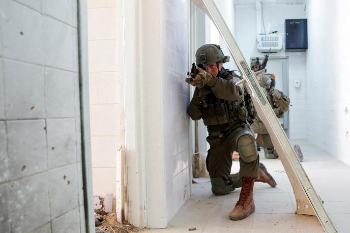 Izrael, vojak | Žrtvi naj bi bili po navedbah reševalnih služb stari med 20 in 40 let. | Foto Reuters