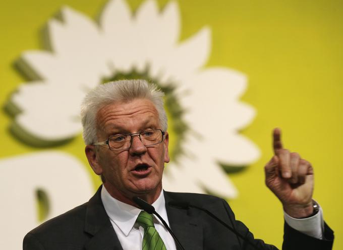 Na deželnih volitvah v bogatem in gospodarsko močnem Baden-Württembergu so prepričljivo zmagali Zeleni, zlasti zaradi zelo priljubljenega deželnega ministrskega predsednika Winfrieda Kretschmanna (na fotografiji). Uspeh na deželnih volitvah je vplival tudi na javnomnenjsko podporo stranki na zvezni ravni. Po anketi agencije Forsa bi za Zelene, če bi bile zvezne volitve 17. marca, glasovalo 21 odstotkov volivcev, za CDU pa 29 odstotkov. Tretja bi bila SPD s 16 odstotki, četrta pa AfD z 10 odstotki. | Foto: Reuters