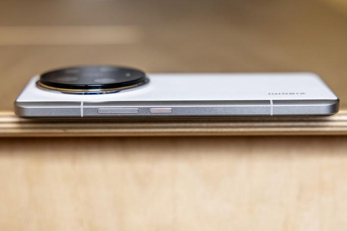 Desna stran pametnega telefona Xiaomi 14 Ultra | Foto: Ana Kovač