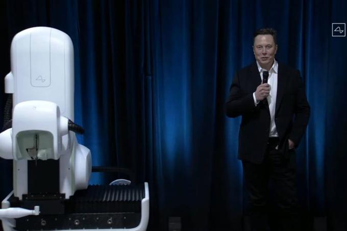 Elon Musk in novi kirurški robot, ki je precej prijaznejšega videza od predhodnika.  | Foto: 