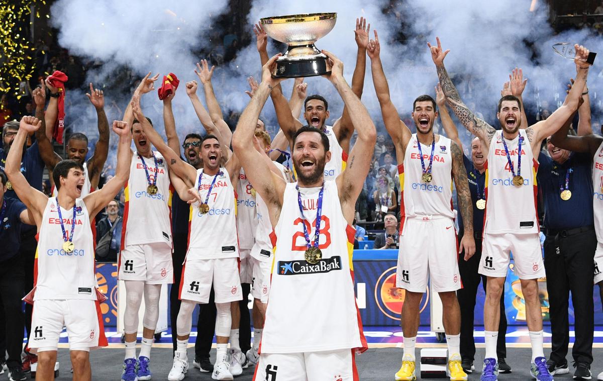 finale EuroBasket Španija prvak | Rudy Fernandez je na podelitvi pokala nosil dres poškodovanega soigralca Sergia Llulla. | Foto Reuters