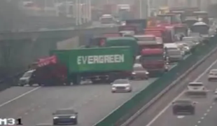 Zanimiva podobnost: po ladji še "Evergreenova" blokada ceste