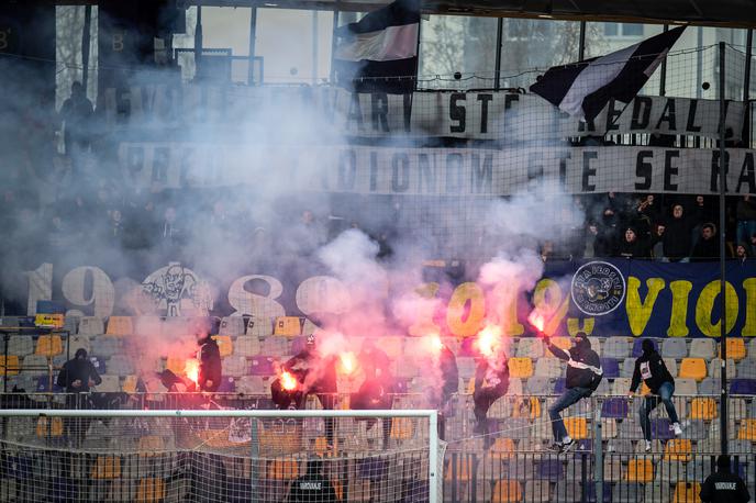 prva liga 25. krog NK Maribor NK Celje | Razlog za višjo kazen je nešportno in neprimerno vedenje navijačev na stadionu Ljudski vrt, ko so prižigali bakle in žaljivo skandirali. | Foto Blaž Weindorfer/Sportida