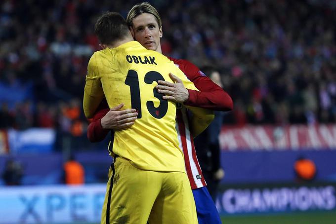S Fernandom Torresom se je Jan Oblak objemal lani proti Bayerju Leverkusnu in tudi letos, ko je Atletico pot v četrtfinale lige prvakov našel mimo PSV. | Foto: Reuters