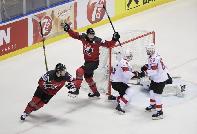 Kanadčani so podaljšek izsilili pol sekunde pred koncem rednega dela, nato pa Shea Theodorja slavili  v 66. minuti. | Foto: Reuters