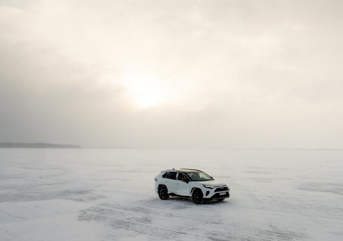 RAV4 sredi 45 metrov široke "ceste" prek zamrznjenega Finskega zaliva. | Foto: Toyota