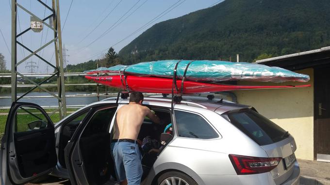 Peter Kauzer je v Hrastnik odpeljal dva nova čolna, ki ju bodo lahko uporabljali najmlajši kajakaši. | Foto: 