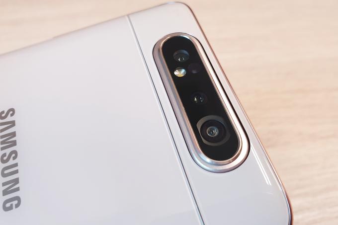 Kamera na pametnem telefonu Samsung Galaxy A80 tiči zadaj, in ko vključimo način za selfije, se zgornji del telefona dvigne in hkrati obrne.
 | Foto: Kristina Gradišar