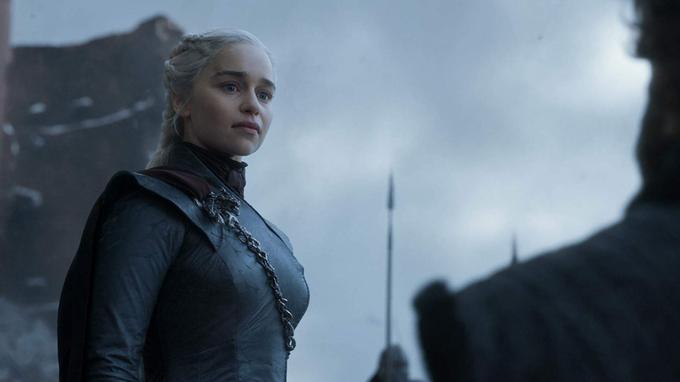 Emilia je zadnje prizore kot Daenerys posnela pred Železnim prestolom. | Foto: IMDb