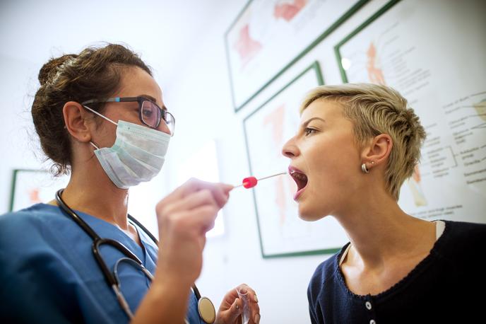 Koronavirus, maska, zaščita, oprema | Odvzem kužnega brisa bo potekal na šestnajstih lokacijah po državi. | Foto Getty Images