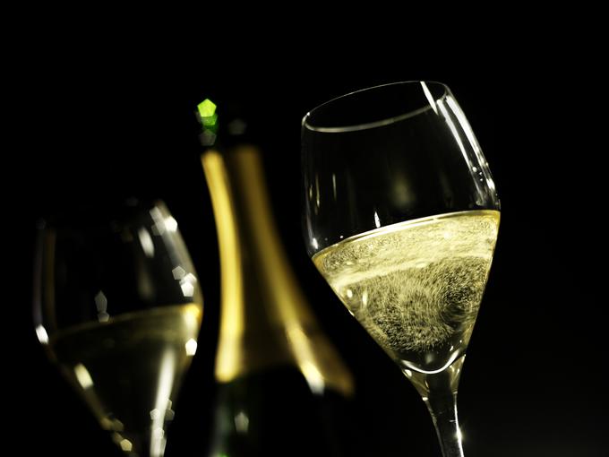Specializirani kozarci za šampanjce in druga zrela peneča vina so nekoliko širši in bolj zaobljeni kot tako imenovane flavte. Če jih nimate, bodo prava izbira kozarci za sveže belo vino. | Foto: Thinkstock