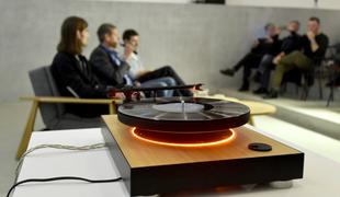 Slovenci izdelali prvi lebdeči gramofon na svetu