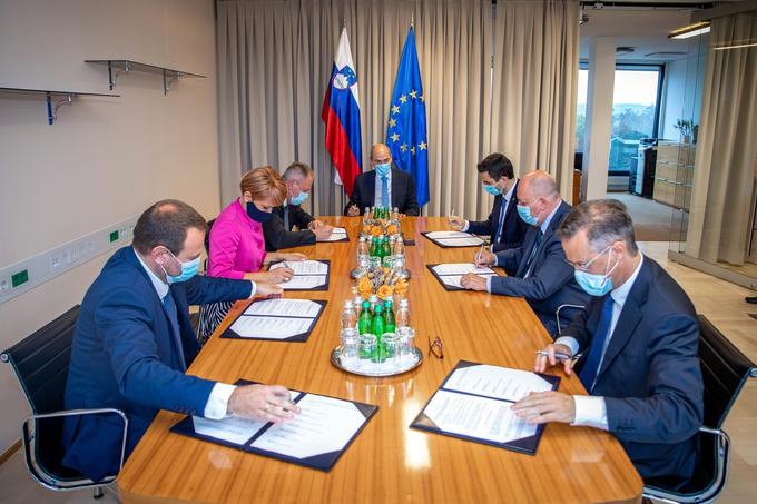 Predsedniki koalicijskih strank so danes s predsednikom SNS Zmagom Jelinčičem podpisali sporazum o sodelovanju. | Foto: STA ,