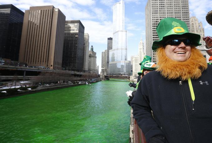 V zeleno obarvana reka Chicago leta 2014 | Foto: Reuters