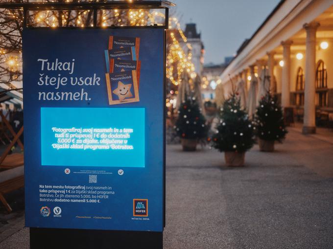 To je poseben interaktivni fotoaparat, ki fotografijo vašega nasmeha spremeni v dobrodelni prispevek. Najdete jih v treh slovenskih krajih. | Foto: HOFER