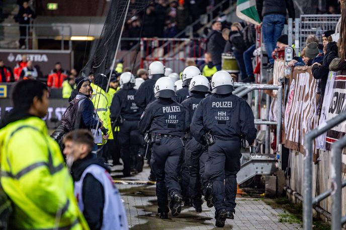 St. Pauli, Hannover 96, izgredi | Več kot 30 ljudi je bilo poškodovanih po spopadu navijačev in policije. | Foto Guliverimage
