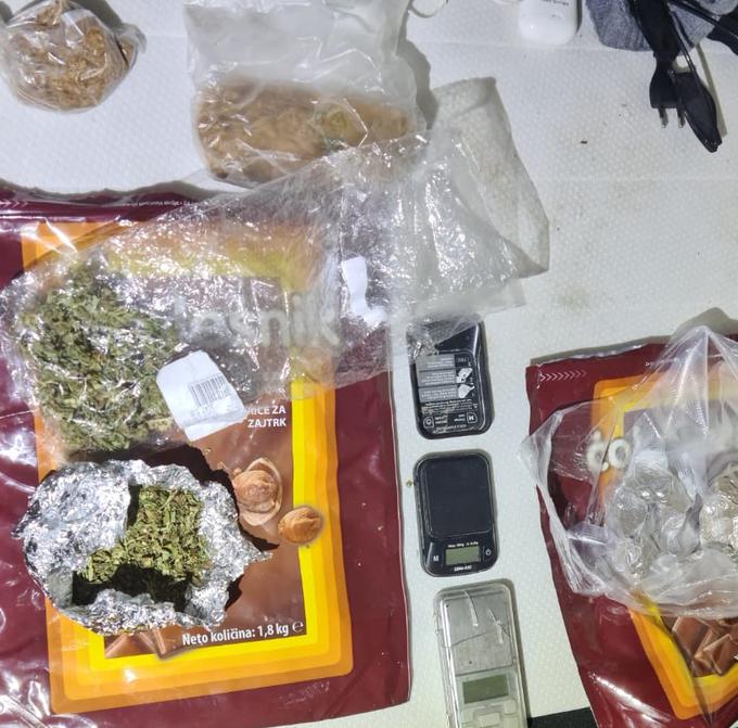 Med hišno preiskavo so osumljencu zasegli več različnih snovi, tabletk in posušene zelene rastline, za katere obstaja sum, da gre za prepovedano drogo.  | Foto: PU Nova Gorica