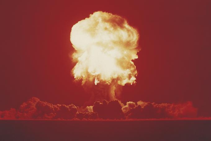 Pri eksploziji atomske bombe se zaleti in razcepi na bilijone, celo trilijone nevtronov in atomov. | Foto: Thinkstock