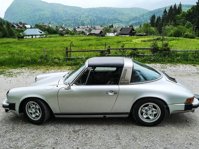 Porsche je v omejeni seriji "Silver Anniversary Edition" leta 1975 izdelal 1.063 avtomobilov, od tega 249 izvedb "targa" za trg v ZDA. Vozili smo eno izmed njih. | Foto: Gregor Pavšič