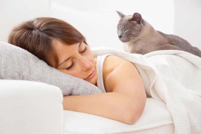 spanje maček utrujenost ženska | Foto Getty Images