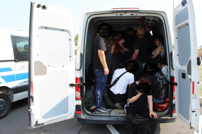migranti, Kitajci, kombi | Na območju Policijske uprave Novo mesto so policisti avgusta v kombiju s hrvaškimi tablicami odkrili kar 32 državljanov Kitajske.  | Foto PU Novo mesto