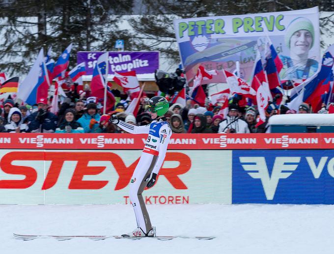 Petra Prevca je prišlo na Kulm leta 2016 spremljat ogromno število slovenskih navijačev, ki so se z njim veselili zlate medalje. | Foto: Sportida