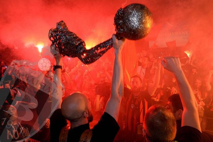 Sprejem Vardar | Rokometaše Vardarja je ob vrnitvi v Skopju pričakalo več kot 100 tisoč ljudi. | Foto Denis Dukovski/RK Vardar