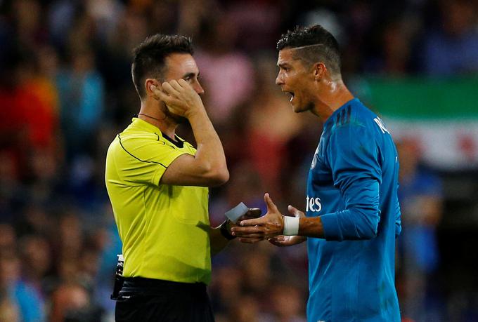 Cristiano Ronaldo je po izključitvi odrinil sodnika Ricarda de Burgosa Bengoetxeo. Prislužil si je pet tekem prepovedi. Eno zaradi kartona, štiri pa zaradi odrivanja sodnika. | Foto: Reuters