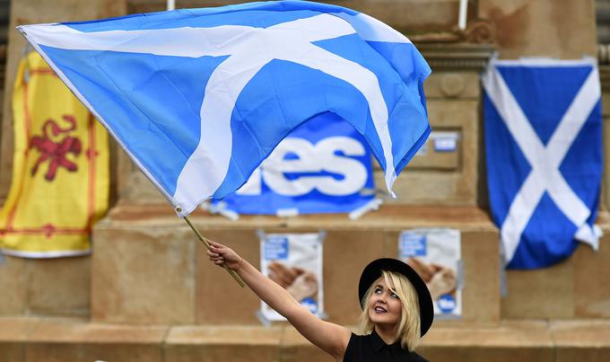 Glasgow je bil eden izmed redkih mest, ki je 18. septembra 2014 večinsko glasoval za samostojnost, Klara pa še danes po oknih opaža znamenite napise "Yes!".  | Foto: Reuters