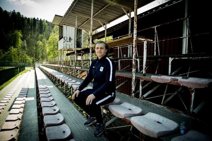 Kariero je začel na Kodeljevem, kjer je vrsto let treniral pri Slovanu. Zato je s posebnimi spomini poziral na tribunah stadiona v Mostah, kjer je nastopal tudi v 1. SNL. | Foto: Ana Kovač