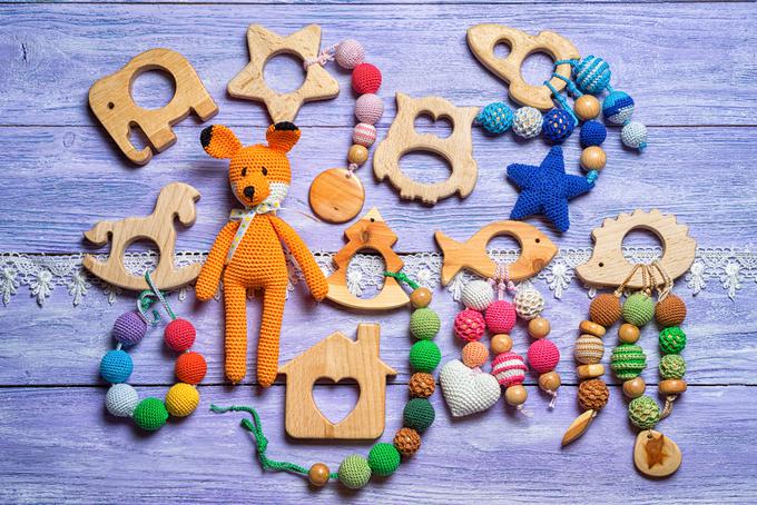 Na družabnih omrežljih se prodajajo različne, večinoma lesene igrače za najmlajše in drugi pripomočki, kot so grizala, držala za dude, ogrlice za grizenje za mamice in podobno. | Foto: Thinkstock