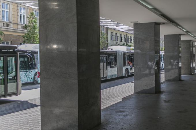Storilec je na avtobus vstopil v centru mesta, in sicer na postajališču pri Drami. | Foto: Bojan Puhek