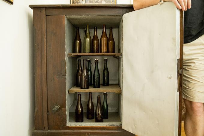 V muzeju je na ogled tudi hladilnica piva, kakršno so uporabljali nekoč. | Foto: Ana Kovač