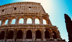Turist razbesnel Italijane, v steno Koloseja je vklesal ime svojega dekleta