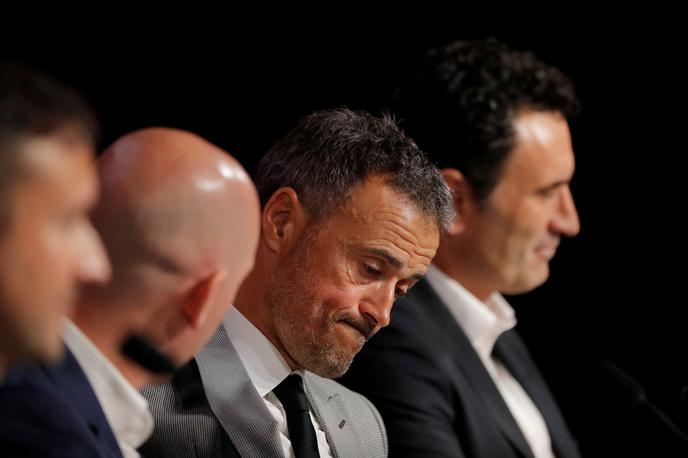 Luis Enrique | Luis Enriqe v družbi ljudi iz španske nogometne zveze na današnji novinarski konferenci. | Foto Reuters