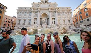 Ravs turistov zaradi selfija pred Fontano di Trevi